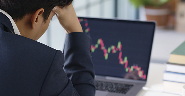 Homme d'affaires stressé se sentant désespéré sur le marché boursier en crise.