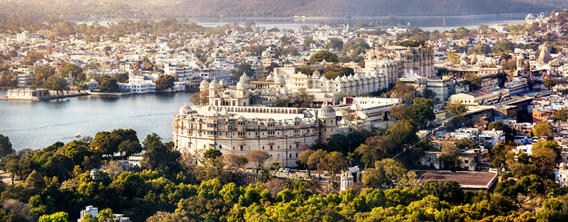 Lake Pichola with City Palace view in Udaipur, Rajasthan, India.