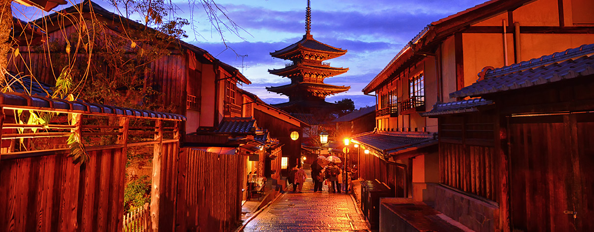 Yasaka Pagoda behind an alley in Higashiyama, Japan.