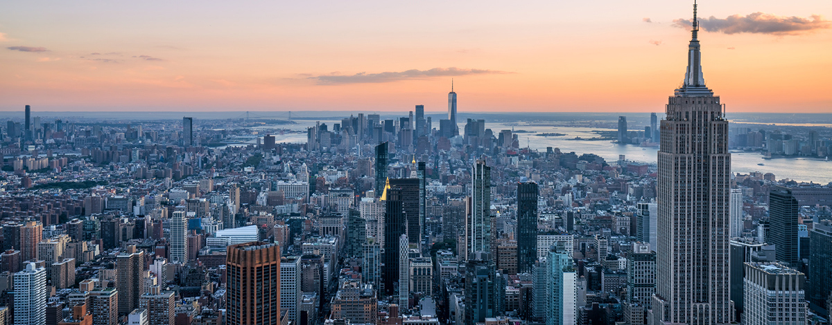 Paysage urbain au coucher du soleil capturé depuis un gratte-ciel résidentiel du centre-ville de New York.