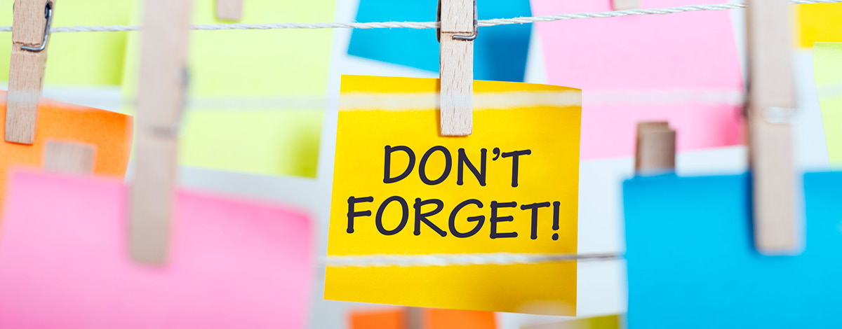 Adhesive note paper with "don't forget!" written on it clipped onto a rope using a clothespin.