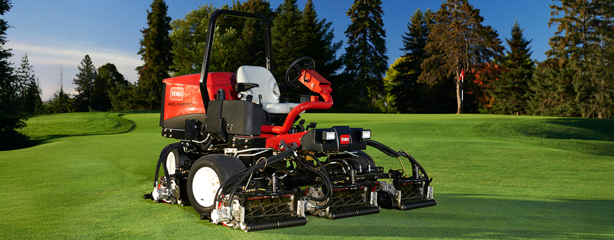 Photo d'une tondeuse Toro Reelmaster 3555-D sur un terrain de golf.