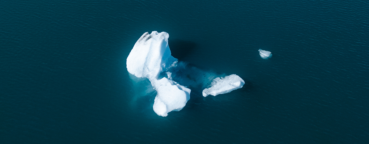 Image aérienne d’icebergs vue de dessus - Changement climatique et réchauffement climatique. Icebergs provenant de la fonte des glaciers. Paysage naturel glacé de l’Arctique, site classé au patrimoine mondial de l’Unesco.